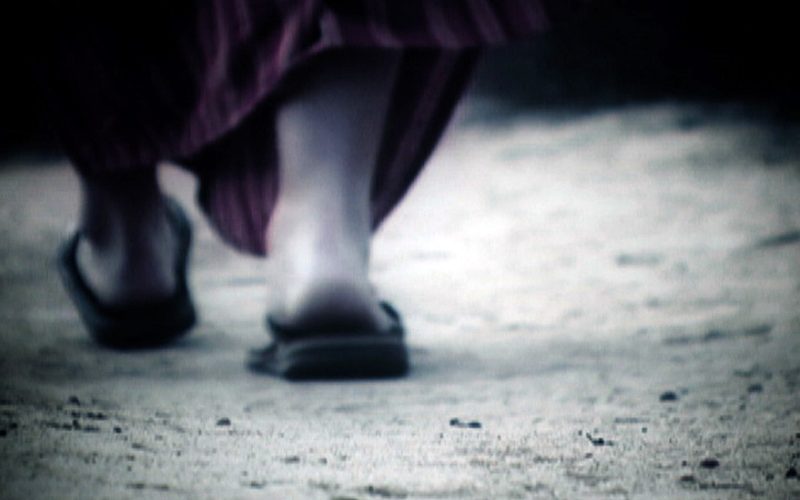 JesusWalking-800x500